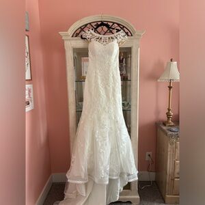 Elegant Lace Wedding Dress in Cream